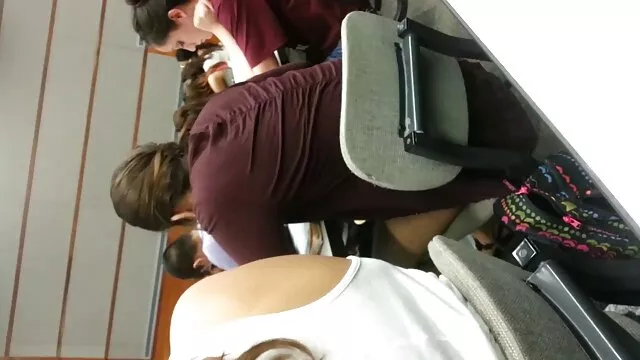 スペインのYouTuberは大声で笑い声と巨乳のしゃっくりを再生します 女の子 用 アダルト ビデオ